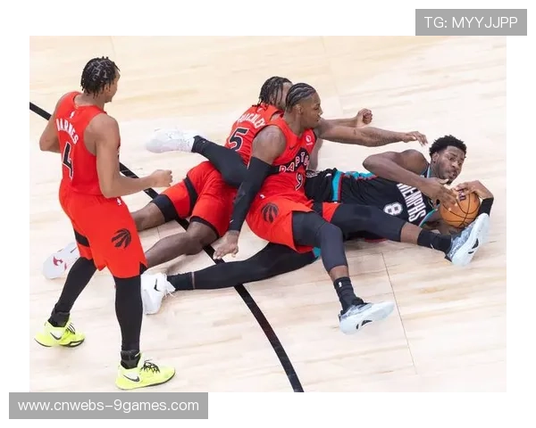 贵州猛龙队球员快攻扣篮，引发观众阵阵喝彩